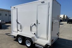 tradei-trailer-king-mobile-restroom-trailer-maxi-dual-1